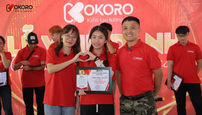 Giám đốc KOKORO trao bằng hoàn thành khóa học cho các học viên